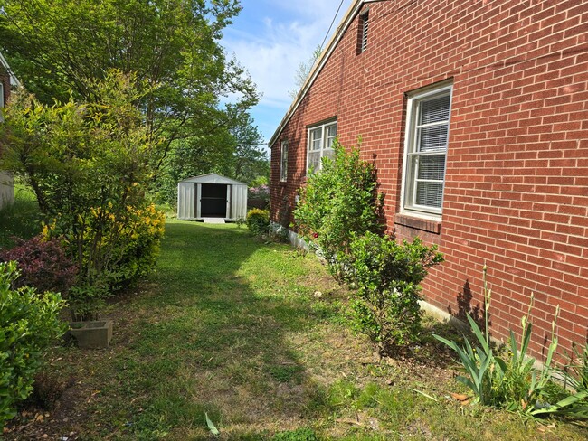 Building Photo - 3 Bedroom Home