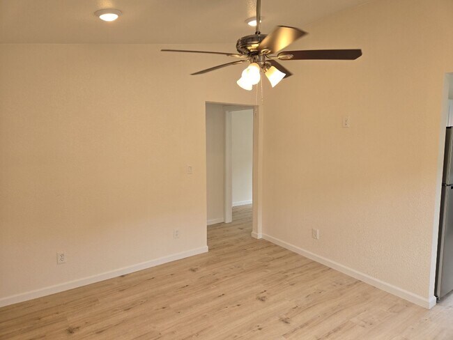 Building Photo - Newly remodeled home in Eureka!