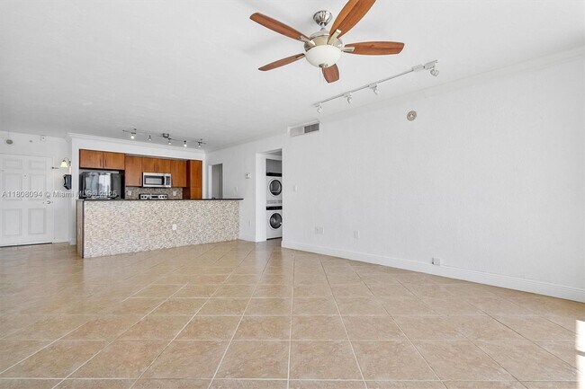 Foto del edificio - 10350 W Bay Harbor Dr