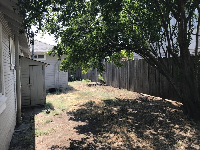 Building Photo - 4 bedroom 2 bath next to Chico State. Watc...