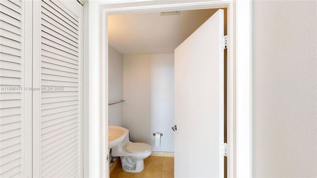 Foto del edificio - 6365 Collins Ave