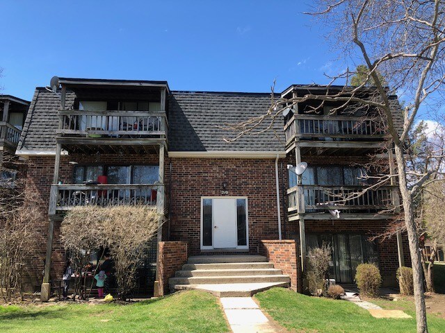 Building Photo - 210 E Court of Shorewood