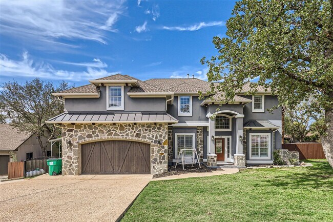 Building Photo - Furnished home w/ Backyard Pool. Walk to L...
