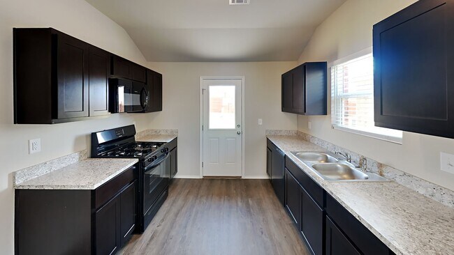 Foto del edificio - Very Nice 3 Bedroom 2 Bath Home in Yukon Schools