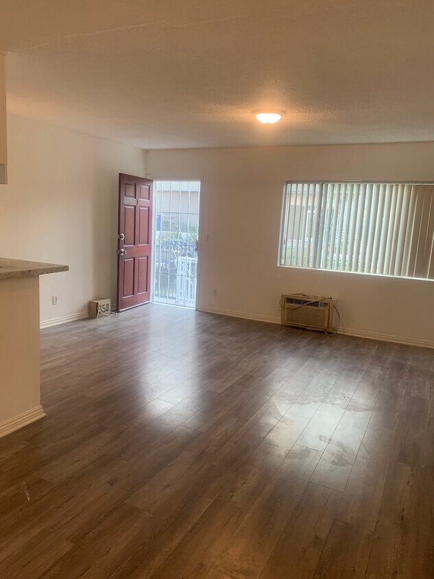 Living room - 1812 N Mariposa Ave