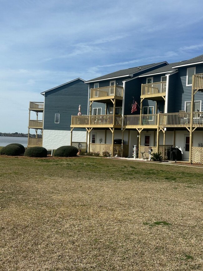 Foto del edificio - Townhome with Water View