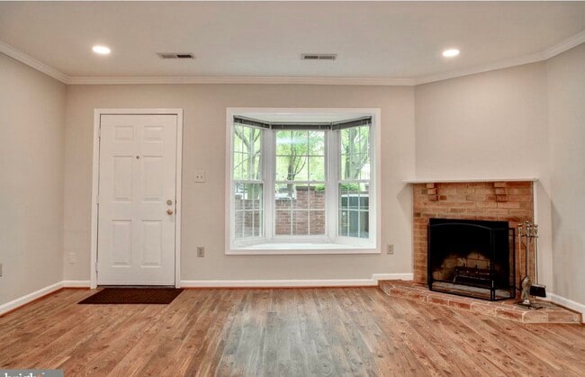 Building Photo - 2510 Fairfax Dr