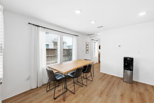 Foto del edificio - 200 George Neggan Ln