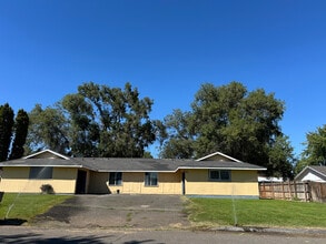 Building Photo - 3704 W 5th Ct