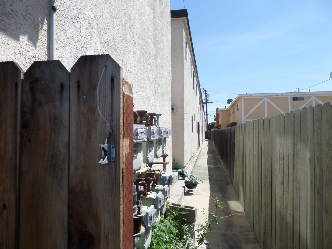 side yard - 7916 Stark Dr