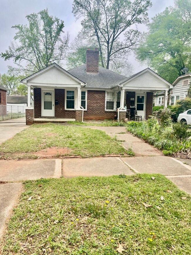 Adorable 2 bedroom 1 bath duplex. Located ... - Adorable 2 bedroom 1 bath duplex. Located ... House