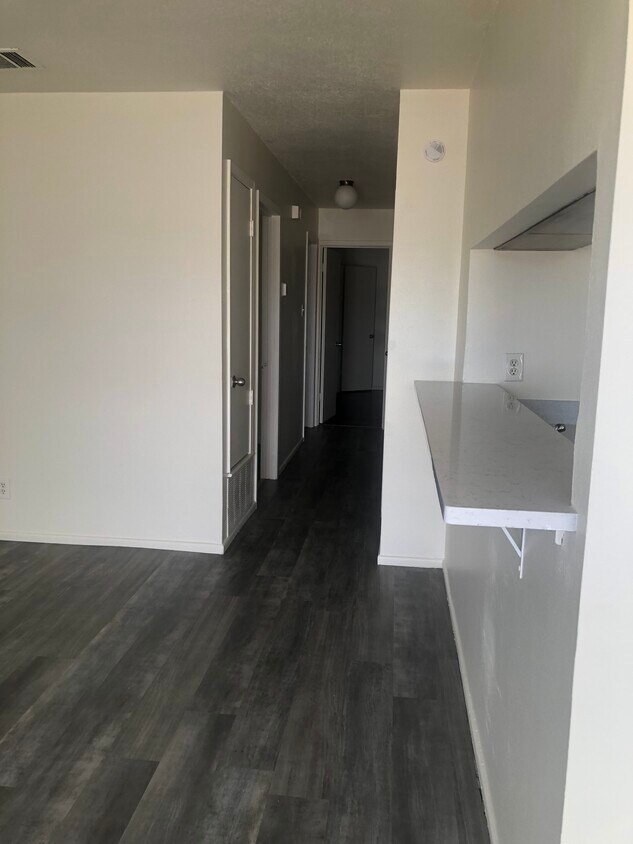 Building Photo - 1051 Country Club Dr