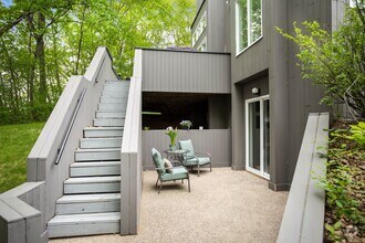 Building Photo - 2925 Minnehaha Curve