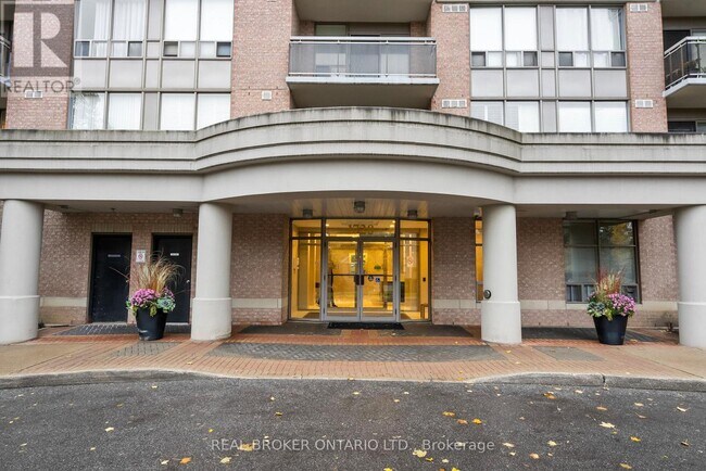 Photo du bâtiment - 1720 Eglinton Ave E