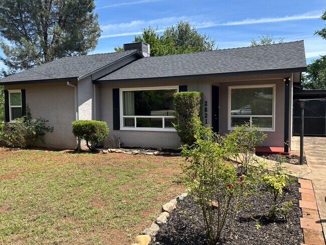 Foto del edificio - Charming 2-bedroom, 1-bath home in Redding, CA