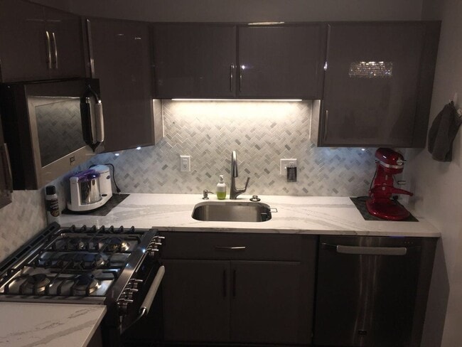 Building Photo - Bright 2-bedroom condo with balcony and ma...