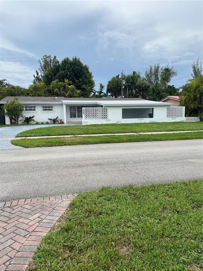 Foto del edificio - 8740 SW 43rd Terrace