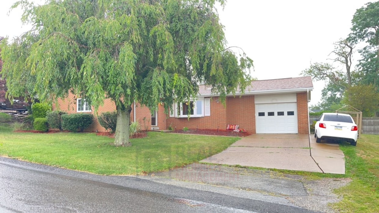 Primary Photo - Charming 3-bedroom, 2.5-bathroom house loc...