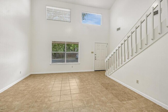 Building Photo - 803 Valley View Dr