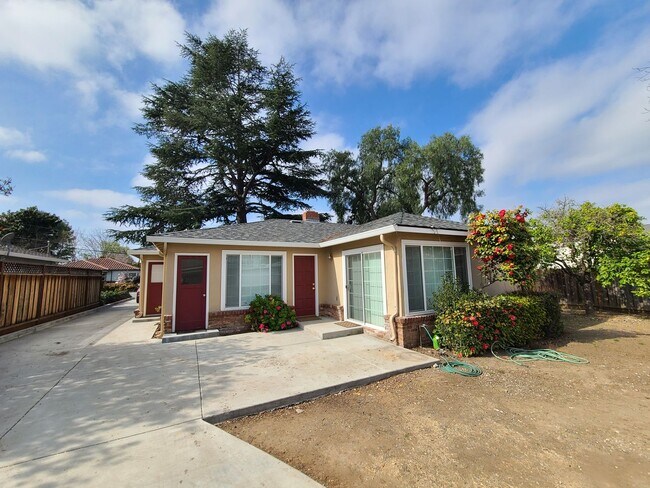 Building Photo - Large 2 bed/1.5 bath home with HUGE yard a...