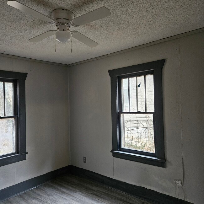 Vista del salón hacia el exterior - 1371 E Blaine St