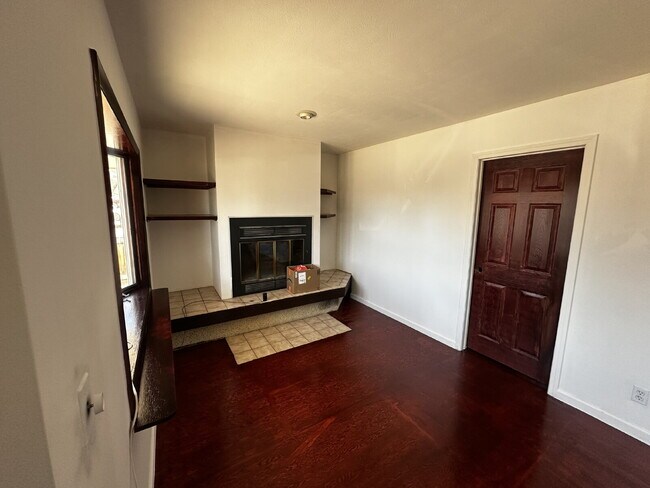 Foto del edificio - Available Immediately! Spacious 6-Bedroom Retreat with 2 Full Baths in Charming Denver Locale!