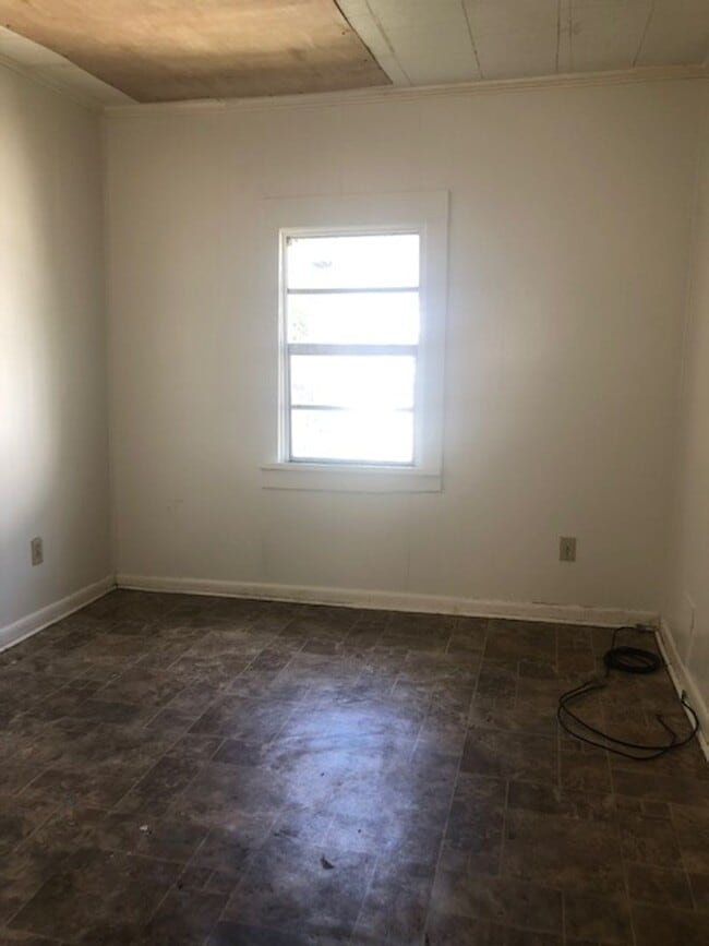 Building Photo - 3 bedroom, 1 bathroom home in Lafayette!