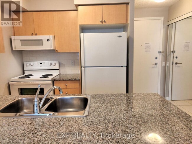 Building Photo - 60 Heintzman St