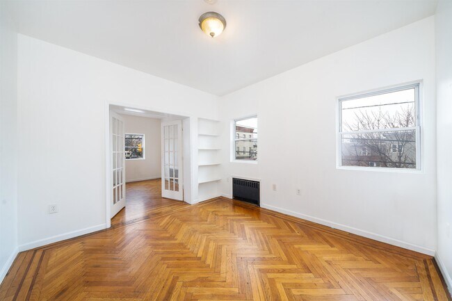 Building Photo - 323 Webster Ave