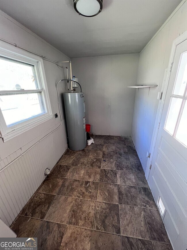 Foto del edificio - 590 Old Airport Rd