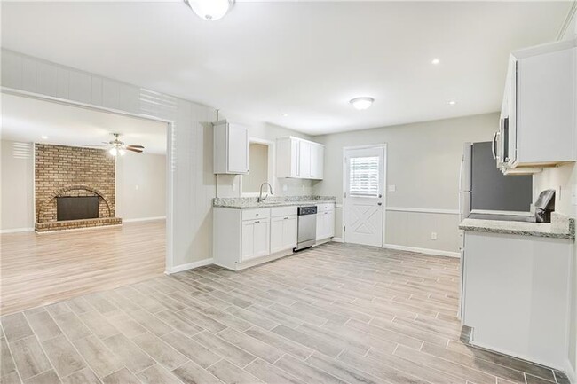 Building Photo - 5284 The Savoy St