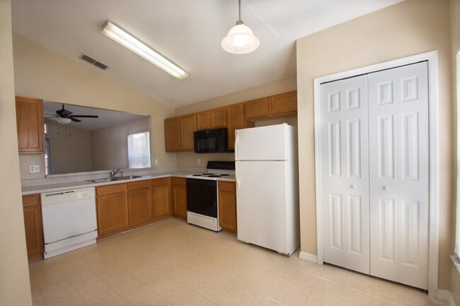 Building Photo - 1438 Casterton Cir