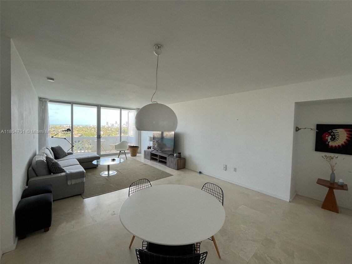 Foto principal - 9101 E Bay Harbor Dr