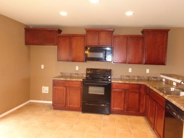 Building Photo - 3 bedroom in The Crossing at 91st.