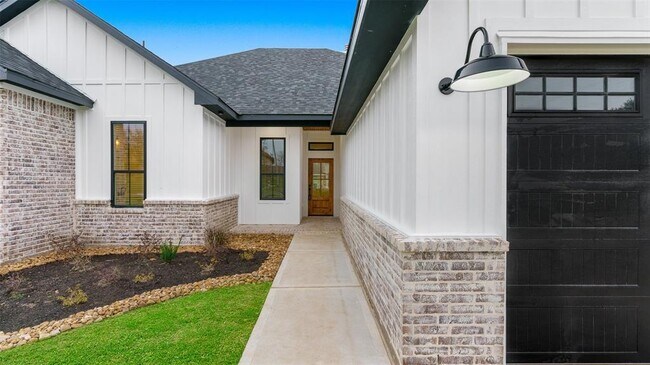 Building Photo - 3602 Emerson Dr