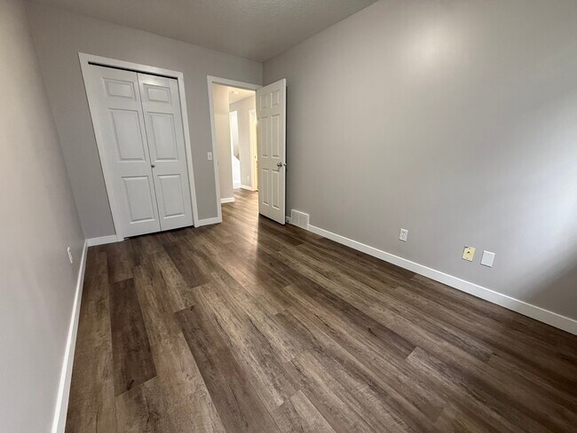 Building Photo - Newly Renovated 3-Bedroom Townhouse with Attached Garage | Prime Location!