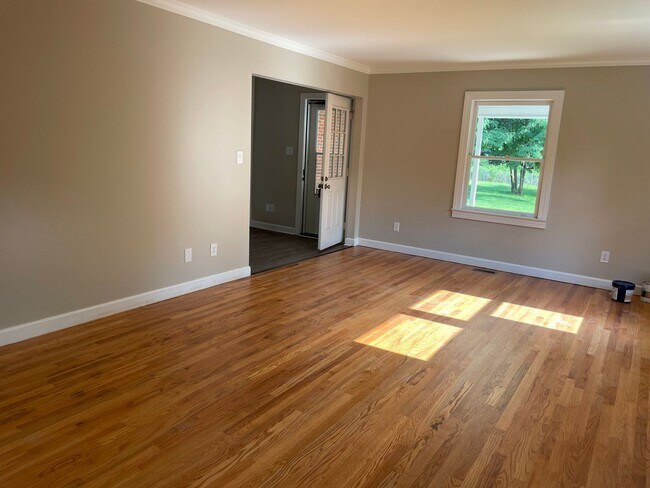 Building Photo - Charming 3-bed, 2-Bath home located in Gre...