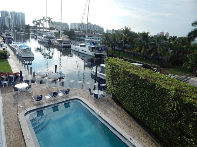 Foto del edificio - 3220 Bayview Dr