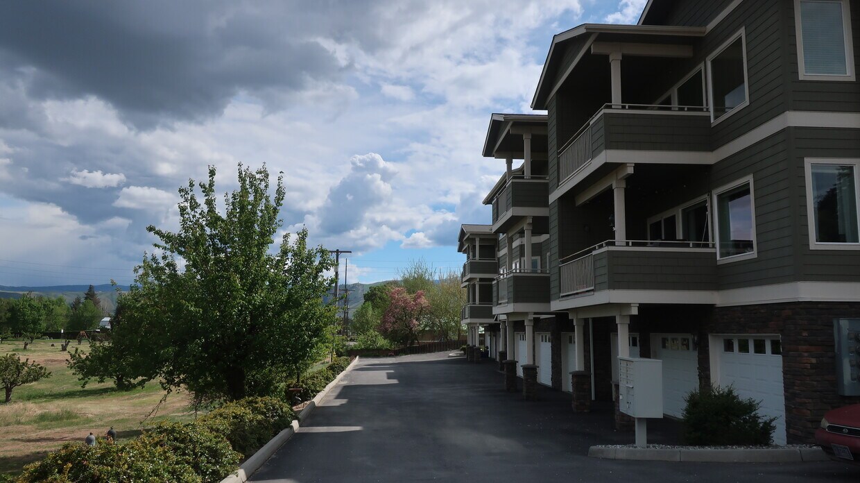 1601 Maiden Ln Unit D 204, Wenatchee, WA 98801 Condo for Rent in