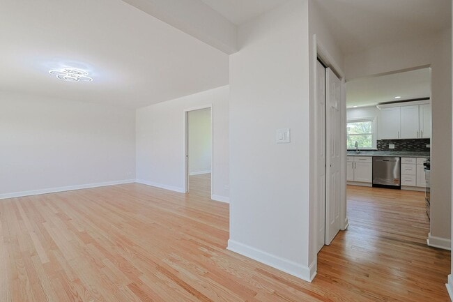 Building Photo - 2232 Sprucewood Ave