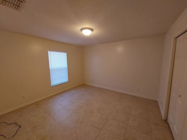 Building Photo - 531 NE 28 Ave Unit 200