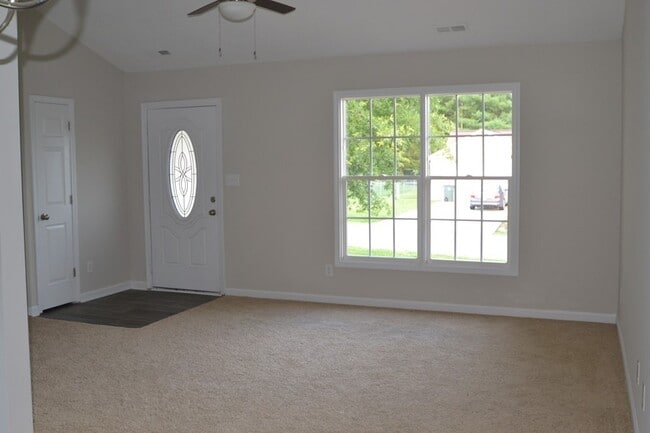 Building Photo - Available July 10th, 2025! Lovely 3 bed 2 ...