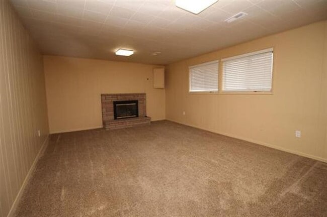 Building Photo - 906 Summit Dr