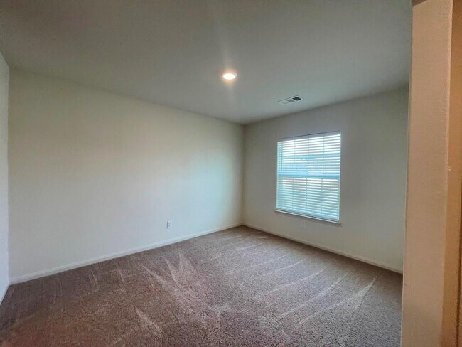 Building Photo - 305 Cres Park Dr