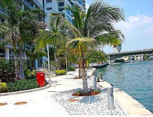Foto del edificio - 690 SW 1st Ct