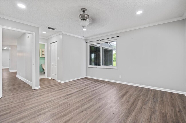 Building Photo - 411 Las Palmas St