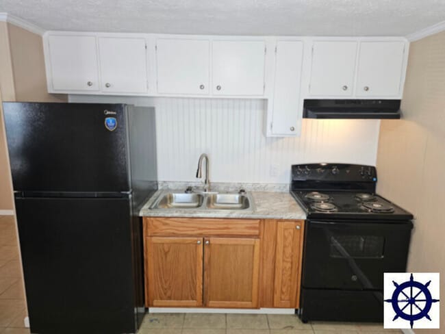 Building Photo - 715 E 13th St