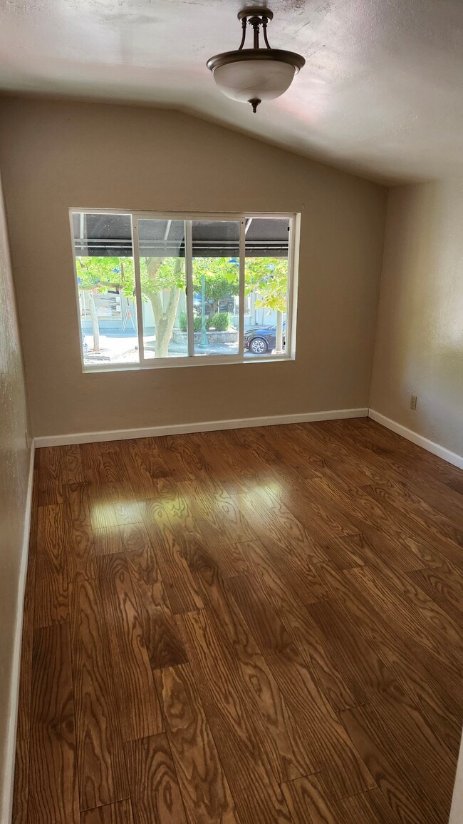 Foto del edificio - 225 N Cloverdale Blvd