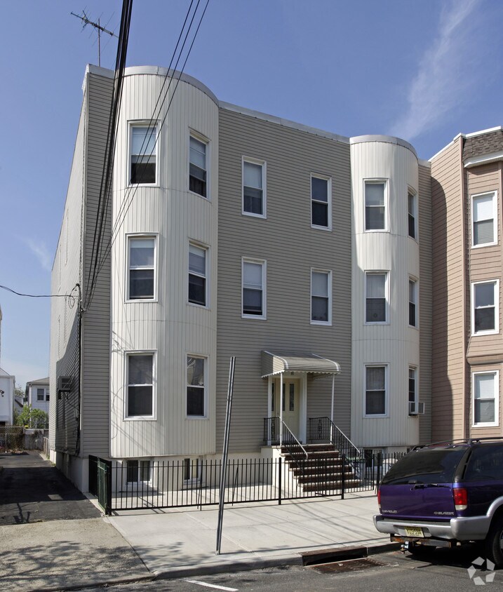 Primary Photo - 97-99 Zabriskie St