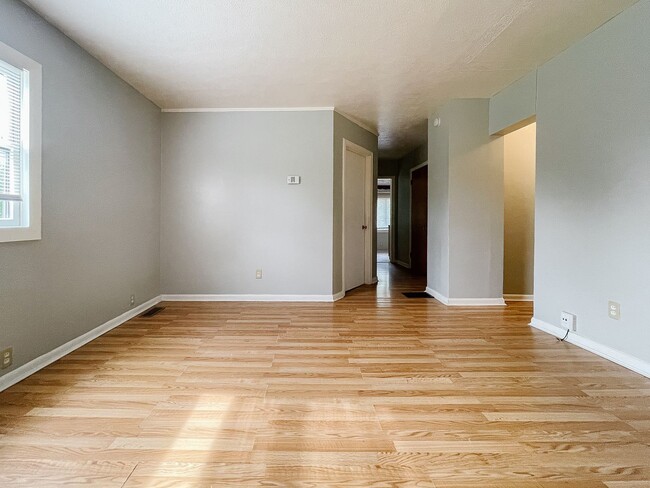 Building Photo - Enclosed Porch